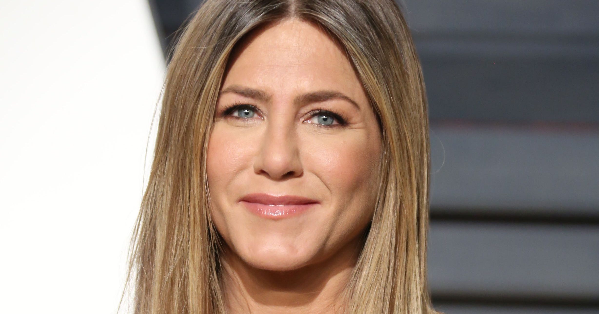 Jennifer Aniston & Brad Pitt Are Apparently Texting Buddies - Refinery29