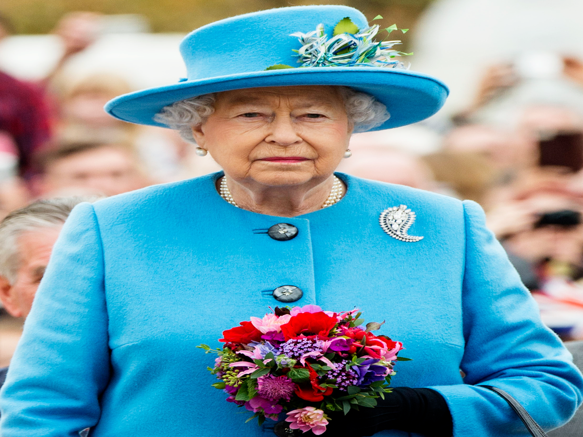 Queen Elizabeth Looks Just As Out Of Place At A Grocery Store As You'd Imagine