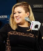 Watch Kelly Clarkson Cover Tracy Chapman's "Give Me One Reason"