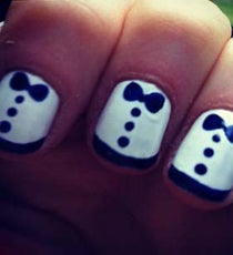 zooey-deschanel-globes-tuxedo-manicure-opener