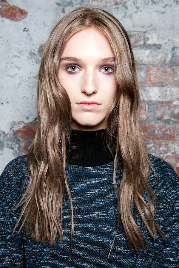 middle part hair style trend