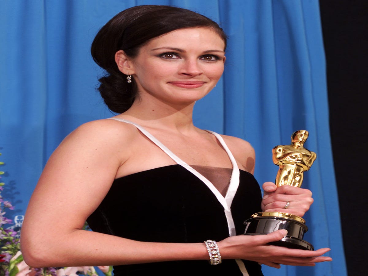 THIS Is How Stars Look Perfect When They Receive An Oscar