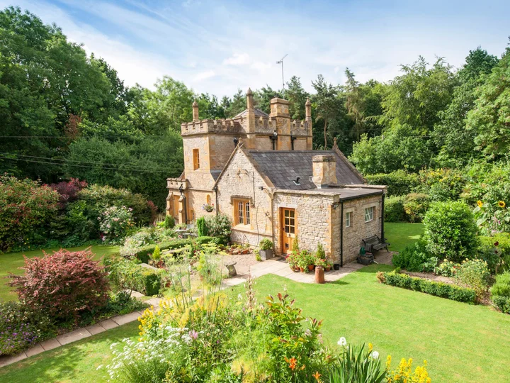 Mollys Lodge Smallest Castle In England For This Tiny Castle In England Packs A Lot Of Magic