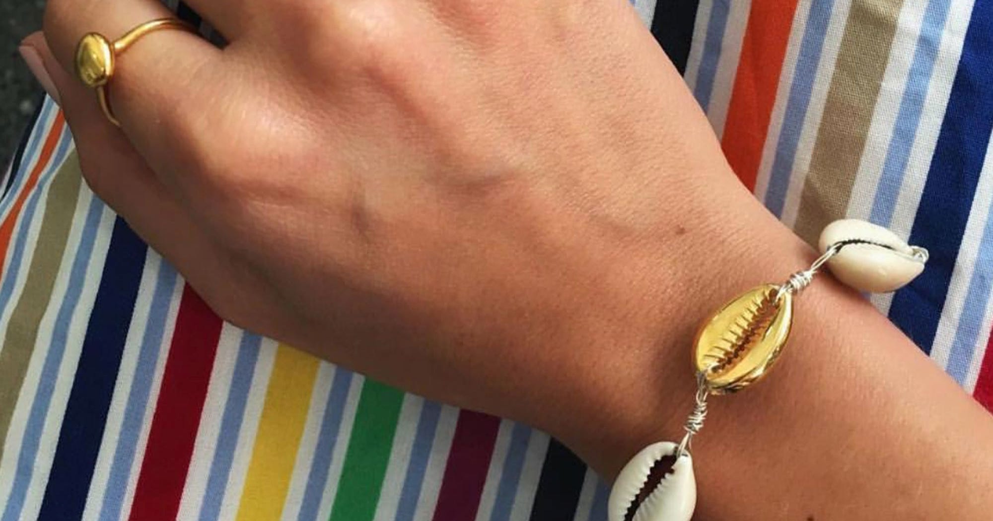 Anklets Are Back! It's Time To Dig Out Your '90s Holiday Jewellery Anklets Are Back! It's Time To Dig Out Your '90s Holiday Jewellery