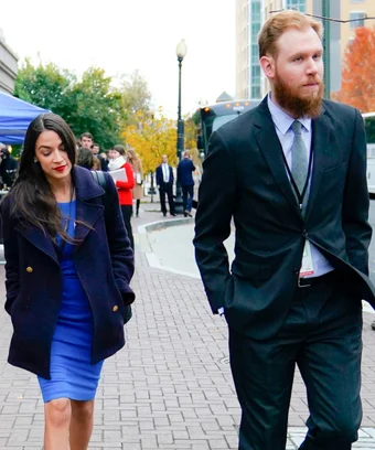    Alexandria Ocasio-Cortez con amable, Novio Riley Roberts 