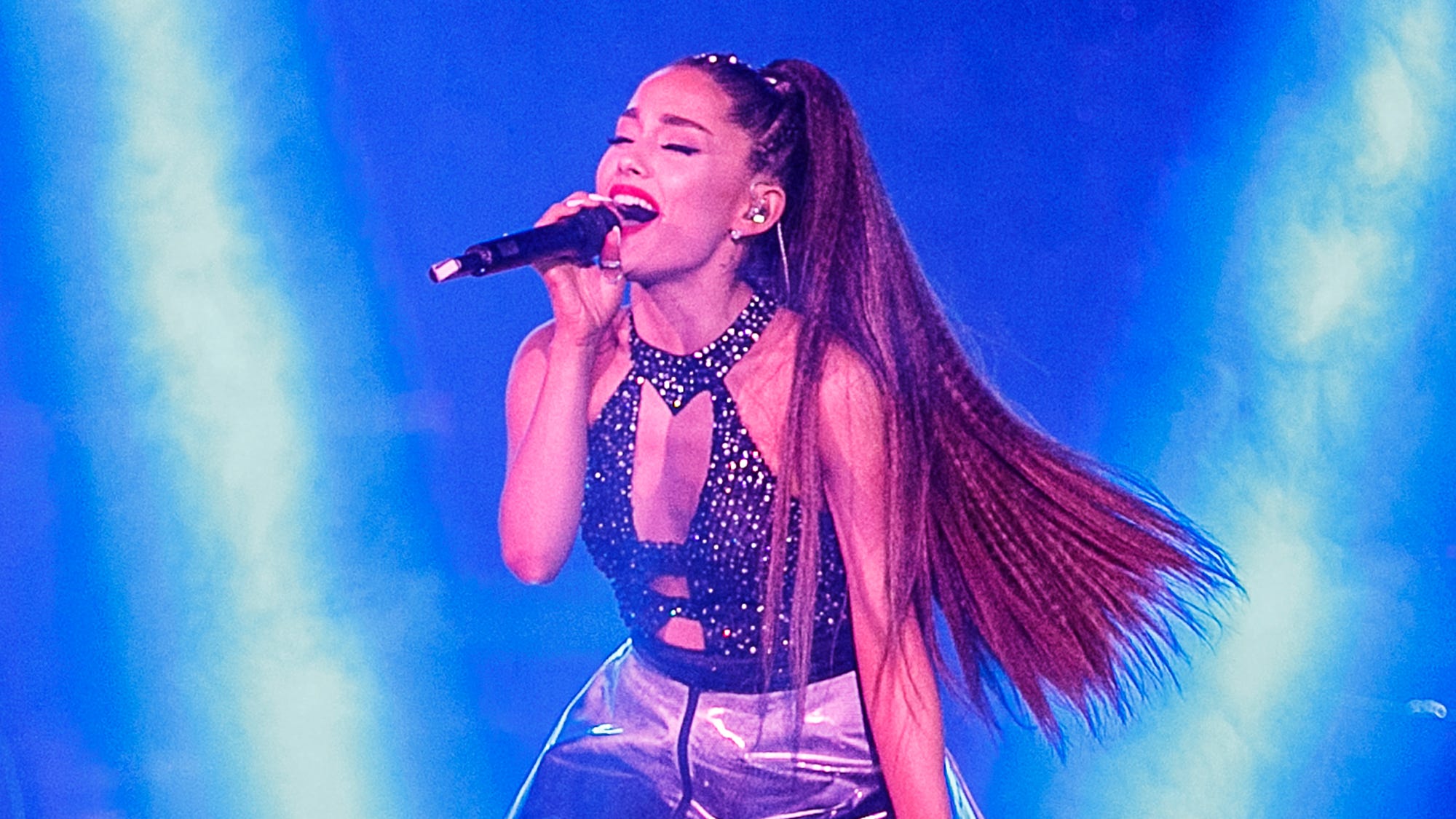 Ariana Grande 18 Vmas Performance 50 Female Dancers