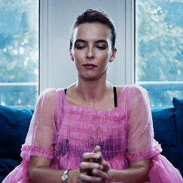 villanelle pink dress gif Not sure Villanelle ever had this hairstyle...? : r/KillingEve