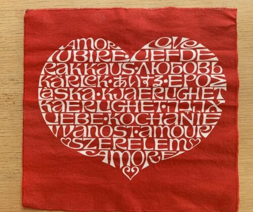 Alexander Girard Love Heartウッドプレート International Love Heart